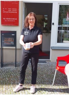 Andrea Stellbrink vor dem Laden